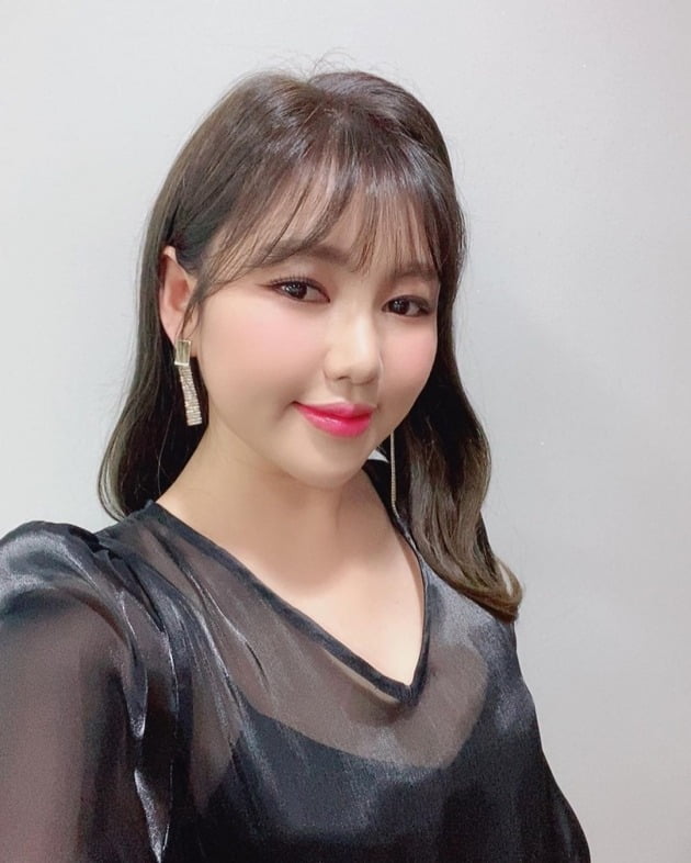 Singer Song Ga-in has released a behind-the-scenes cut on KBS You Hee-yeols Sketchbook. Song Ga-in posted on his 18th day You Hee-yeols Sketchbook on his instagram.Song Ga-in in a photo posted together is wearing a white dress with flower decorations and boasts a sweet charm.In another photo, she is smiling gracefully in a chic black blouse, which Song Ga-in also posted a picture of the broadcast capture.Song Ga-in reveals photo of You Hee-yeols Sketchbook appearance