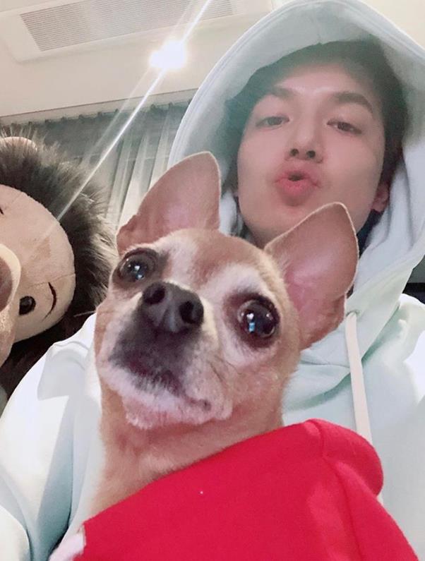 Actor Lee Min-ho showed off his warm visuals.Lee Min-ho posted a picture on his SNS on the afternoon of the 17th with an article entitled Should catch the premiere.The photo shows Lee Min-ho holding a puppy, and a sculptured visual is featured in him in a comfortable hoodie.Meanwhile, Lee Min-ho played the role of Lee Gon, the third emperor of the Korean Empire, in the SBS drama The King: The Monarch of Eternity, which was first broadcast on the day.