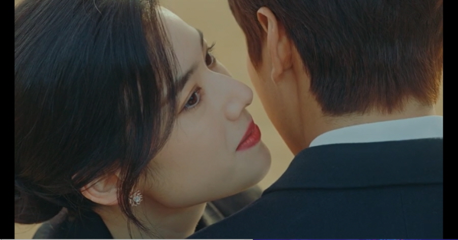 Weve been hit by double-digit ratings from the first broadcast!The King - Monarch of Eternity has been thrilled about World Fantasy Romance, and predicted the operation of Gat Eun Sook Power.SBSs new drama The King - Monarch of Eternity (playplayplay by Kim Eun-sook/directed Baek Sang-hoon, and Jeong Ji-hyun/produced Hwa-An-Dam Pictures), which was first broadcast on the 17th, overwhelmed the house theater with a series of moves that broke double-digit ratings from the first broadcast.According to Nielsen Korea, the audience rating research institute, The King - Eternal Monarch once achieved 11.4% of the first part and 12.9% of the second part in the metropolitan area, ranking first in the same time zone of all channels.The 2049 ratings, which are the main indicators of advertising officials, also recorded 6.8%, breaking the record of the past SBS Golden Earth Drama once, soaring to 14% of the highest audience rating (based on Part 2), proving the topicality of Kim Eun-sook table Drama.The King-Eternal Monarch was divided into two parts, one of which was the half-brother of the Korean Empire Emperor Lee Ho (principal), and the eldest father of Lee Min-ho, Lee Jung-jin, who was trying to take up the two worlds He started with the opening of the Worlds Door.25 years later, the Korean Empire Emperor Egon, who had half of the man-pa-sik, came to South Korea beyond parallel world, and had a fateful meeting with the woman in the ID card dropped by the questionable man who appeared on the night of the reverse mother 25 years ago, Kim Go-eun, I gave it to him.Above all, Kim Eun-sook, the author of Korean storytelling, has completed a new story and a full-fledged narrative that makes it impossible to keep an eye on the first time through World Fantasy Romance that can not even be imagined.In addition, Baek Sang-hoon and director Jung Ji-hyun showed a sensational and spectacular visual beauty with delicate and sophisticated production power, and predicted a surprisingly ecstatic drama.Especially, Reliable and Viewing Actors such as Lee Min-ho - Kim Go-eun - Udohwan - Kim Kyung-nam - Jung Eun-chae - Lee Jung-jin inspired each character with lively vitality and transformed into an extraordinary acting.Lee Min-ho, who was crowned the third emperor of Korean Empire at the age of eight due to his inverse, expressed the perfect Monarch that combines Bings graceful figure, noble character, and civility.Lee Min-ho announced the successful return to the home theater, exploding a variety of charms, from charisma as an emperor to the pity for the wounds left deep in his heart, to the daringness of pranks towards a reliable contrast (Udohwan).Kim Go-eun showed fresh charm with realistic hot-rolled performance that was mixed with South Korea homicide group Detective, Jung Tae-eun.Kim Go-eun, who first appeared in a girl crush, pulled down the suspect and showed off his driving, and he painted a colorful back-up kick and a natural delicacy with a natural expression.Udohwan, who transformed into the captain of the Imperial Guard, added a chewy richness to the charm of a heavy man in the escort of the day, and the romance created by the loyalty of the sunflower toward the emperor.Kim Kyung-nam, who gave a blunt charisma to South Koreas strong 3rd team Detective Kang Shin-jae, focused his attention on the toughness of catching criminals at once and the character of Dere toward Jung Tae in a cynical expressionless expression.Jung Eun-chae made a strong impression by sophisticatedly digesting the role of the youngest and first female prime minister of Korean Empire, who was united with red desire.Lee Jung-jin also shows the best Billen in The King - Eternal Monarch, the Korean Empire goldsmith, who stabbed his half brother with a knife, and the Black Aura, which takes the same face as himself in South Korea at once, I did.On the other hand, in the ending, the Korean Empire emperor Egon arrived in South Korea beyond parallel World and found a South Korea Detective state.Lee, who came to Gwanghwamun through the Tangganjiji in Maximus from Korean Empire, witnessed a Detective situation that restrained him.Im finally looking at you, said Igon, who looked shocked.I hugged him, saying, I am a lieutenant. He opened his eyes as if he were embarrassed and made me wonder about the relationship between the two in the future.After the broadcast, viewers said, The ending jackpot! I will keep turning!, Get Eun Sook!Classes are different! , Life Drama is confirmed , This Drama is crazy! , The King - Monarch of Eternity, as a fixed pick! , How do you wait until tomorrow and so on.Meanwhile, SBSs new Golden Earth Drama The King - Monarch of Eternity will air at 10 p.m. on the 18th (tonight).iMBC  SBS Screen Capture