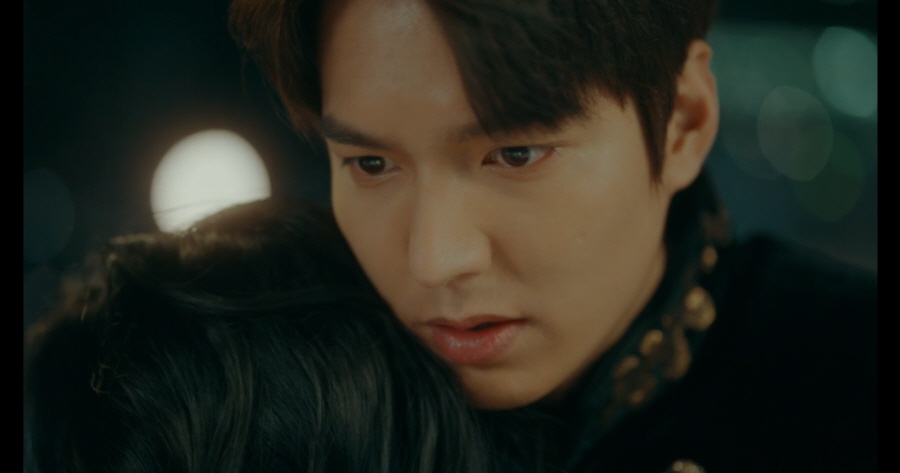 Weve been hit by double-digit ratings from the first broadcast!The King - Monarch of Eternity has been thrilled about World Fantasy Romance, and predicted the operation of Gat Eun Sook Power.SBSs new drama The King - Monarch of Eternity (playplayplay by Kim Eun-sook/directed Baek Sang-hoon, and Jeong Ji-hyun/produced Hwa-An-Dam Pictures), which was first broadcast on the 17th, overwhelmed the house theater with a series of moves that broke double-digit ratings from the first broadcast.According to Nielsen Korea, the audience rating research institute, The King - Eternal Monarch once achieved 11.4% of the first part and 12.9% of the second part in the metropolitan area, ranking first in the same time zone of all channels.The 2049 ratings, which are the main indicators of advertising officials, also recorded 6.8%, breaking the record of the past SBS Golden Earth Drama once, soaring to 14% of the highest audience rating (based on Part 2), proving the topicality of Kim Eun-sook table Drama.The King-Eternal Monarch was divided into two parts, one of which was the half-brother of the Korean Empire Emperor Lee Ho (principal), and the eldest father of Lee Min-ho, Lee Jung-jin, who was trying to take up the two worlds He started with the opening of the Worlds Door.25 years later, the Korean Empire Emperor Egon, who had half of the man-pa-sik, came to South Korea beyond parallel world, and had a fateful meeting with the woman in the ID card dropped by the questionable man who appeared on the night of the reverse mother 25 years ago, Kim Go-eun, I gave it to him.Above all, Kim Eun-sook, the author of Korean storytelling, has completed a new story and a full-fledged narrative that makes it impossible to keep an eye on the first time through World Fantasy Romance that can not even be imagined.In addition, Baek Sang-hoon and director Jung Ji-hyun showed a sensational and spectacular visual beauty with delicate and sophisticated production power, and predicted a surprisingly ecstatic drama.Especially, Reliable and Viewing Actors such as Lee Min-ho - Kim Go-eun - Udohwan - Kim Kyung-nam - Jung Eun-chae - Lee Jung-jin inspired each character with lively vitality and transformed into an extraordinary acting.Lee Min-ho, who was crowned the third emperor of Korean Empire at the age of eight due to his inverse, expressed the perfect Monarch that combines Bings graceful figure, noble character, and civility.Lee Min-ho announced the successful return to the home theater, exploding a variety of charms, from charisma as an emperor to the pity for the wounds left deep in his heart, to the daringness of pranks towards a reliable contrast (Udohwan).Kim Go-eun showed fresh charm with realistic hot-rolled performance that was mixed with South Korea homicide group Detective, Jung Tae-eun.Kim Go-eun, who first appeared in a girl crush, pulled down the suspect and showed off his driving, and he painted a colorful back-up kick and a natural delicacy with a natural expression.Udohwan, who transformed into the captain of the Imperial Guard, added a chewy richness to the charm of a heavy man in the escort of the day, and the romance created by the loyalty of the sunflower toward the emperor.Kim Kyung-nam, who gave a blunt charisma to South Koreas strong 3rd team Detective Kang Shin-jae, focused his attention on the toughness of catching criminals at once and the character of Dere toward Jung Tae in a cynical expressionless expression.Jung Eun-chae made a strong impression by sophisticatedly digesting the role of the youngest and first female prime minister of Korean Empire, who was united with red desire.Lee Jung-jin also shows the best Billen in The King - Eternal Monarch, the Korean Empire goldsmith, who stabbed his half brother with a knife, and the Black Aura, which takes the same face as himself in South Korea at once, I did.On the other hand, in the ending, the Korean Empire emperor Egon arrived in South Korea beyond parallel World and found a South Korea Detective state.Lee, who came to Gwanghwamun through the Tangganjiji in Maximus from Korean Empire, witnessed a Detective situation that restrained him.Im finally looking at you, said Igon, who looked shocked.I hugged him, saying, I am a lieutenant. He opened his eyes as if he were embarrassed and made me wonder about the relationship between the two in the future.After the broadcast, viewers said, The ending jackpot! I will keep turning!, Get Eun Sook!Classes are different! , Life Drama is confirmed , This Drama is crazy! , The King - Monarch of Eternity, as a fixed pick! , How do you wait until tomorrow and so on.Meanwhile, SBSs new Golden Earth Drama The King - Monarch of Eternity will air at 10 p.m. on the 18th (tonight).iMBC  SBS Screen Capture