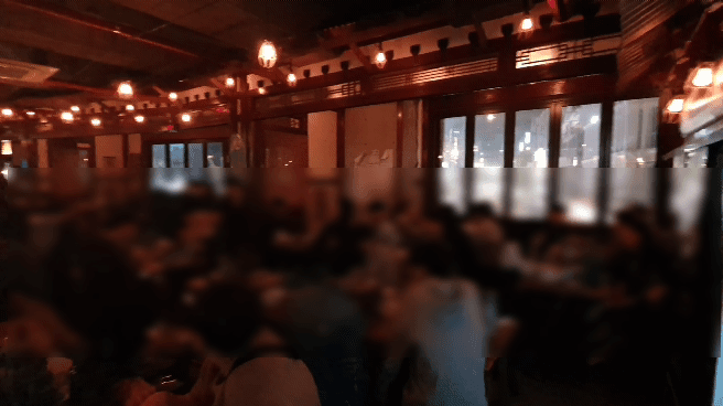 17일 오후 11시 30분쯤. 서울시 마포구 홍대 인근의 한 포차 내부 모습. 모든 테이블에 손님이 찼다. 이가람 기자.