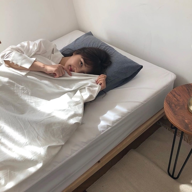 Group Red Velvet member Joy shares up-and-coming statusJoy posted a picture on April 17th on his personal Instagram without any comment.In the photo, Joy is lying on the bed in a white shirt, showing only his eyes, showing off his innocence with black long hair and a white shirt.Especially, even if you see only half of your face, you can see the visuals.park jung-min