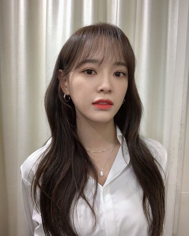 Group Gugudan member Sejeong boasted a pure beauty.Gugudans official Instagram page completes all of April 18 from the barracks to the fan signing with the cheering of the Shining Circle of Friends (Gugudan official fandom name).I was happy with Circle of Friends every minute of pot activity.I was so Sui Gu, thank you Circle of Friends and posted a picture.Inside the picture was a picture of Sejeong in a white shirt; Sejeong is smiling and taking a V-pose.Sejeongs disappearing small face size and distinctive features make her look more beautiful.Fans who encountered the photos responded such as Sui Gu, It is so beautiful and Real angel.delay stock
