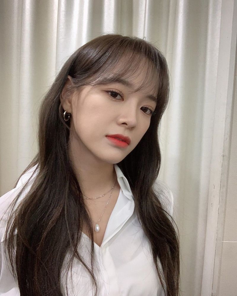 Group Gugudan member Sejeong boasted a pure beauty.Gugudans official Instagram page completes all of April 18 from the barracks to the fan signing with the cheering of the Shining Circle of Friends (Gugudan official fandom name).I was happy with Circle of Friends every minute of pot activity.I was so Sui Gu, thank you Circle of Friends and posted a picture.Inside the picture was a picture of Sejeong in a white shirt; Sejeong is smiling and taking a V-pose.Sejeongs disappearing small face size and distinctive features make her look more beautiful.Fans who encountered the photos responded such as Sui Gu, It is so beautiful and Real angel.delay stock
