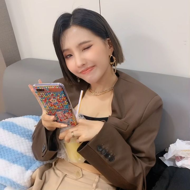 Group (G) I-DLE leader former So-yeon showed off cute wink charm(G) The official I-DLE Instagram posted a video on April 18 with the article Wink Time of the Battle.The video shows the winking former So-yeon. The fresh expression of the former So-yeon catches the eye.The former So-yeons veiled nose and slender V-line attract attention.Fans who encountered the video responded such as Its so beautiful, Its really heartbeat, Wink whats going on, its so lovely.delay stock