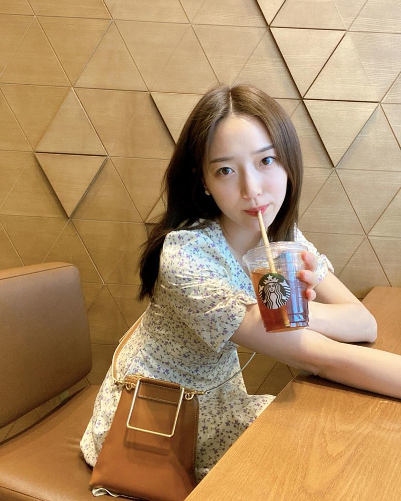 Actor Pyo Ye-jin flaunts unrivaled purityPyo Ye-jin posted a picture on April 18th on his personal Instagram without any comment.Pyo Ye-jin in the photo enjoys everyday life in a cafe, with a refreshing smile on his face, especially a calm floral dress, which adds to his adorability and innocence.park jung-min