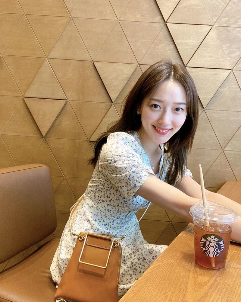 Actor Pyo Ye-jin flaunts unrivaled purityPyo Ye-jin posted a picture on April 18th on his personal Instagram without any comment.Pyo Ye-jin in the photo enjoys everyday life in a cafe, with a refreshing smile on his face, especially a calm floral dress, which adds to his adorability and innocence.park jung-min
