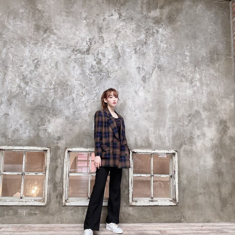Group IZ*ONE member Miyawaki Sakura reported on the latest situation.Miyawaki Sakura posted a picture on April 18th on the IZ*ONE official Instagram with an article entitled I want to see it soon.In the photo, Miyawaki Sakura poses in a neat check jacket, focusing her attention with a chic atmosphere and a blank eye, especially with fan love, adding to her warmth.park jung-min