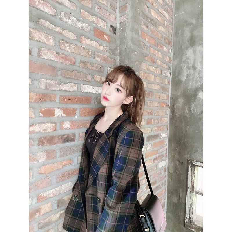 Group IZ*ONE member Miyawaki Sakura reported on the latest situation.Miyawaki Sakura posted a picture on April 18th on the IZ*ONE official Instagram with an article entitled I want to see it soon.In the photo, Miyawaki Sakura poses in a neat check jacket, focusing her attention with a chic atmosphere and a blank eye, especially with fan love, adding to her warmth.park jung-min