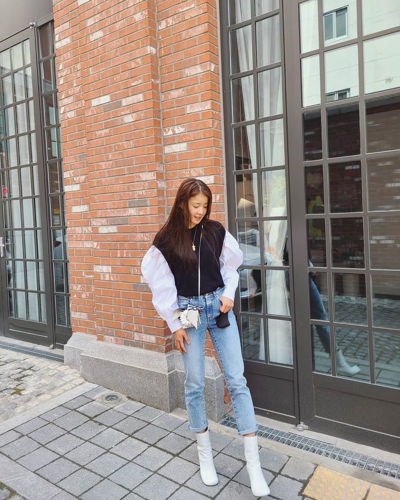 Actor Lee Si-young flaunts her innocent lookLee Si-young posted a photo on his instagram on April 18 with an article entitled The shooting is over; its done well.Inside the photo was a look of Lee Si-young, which added stylish charm with jeans and a unique-shaped blouse; Lee Si-young wore a black Mask.Lee Si-youngs perishing small face size and innocent look captivates the eye.delay stock