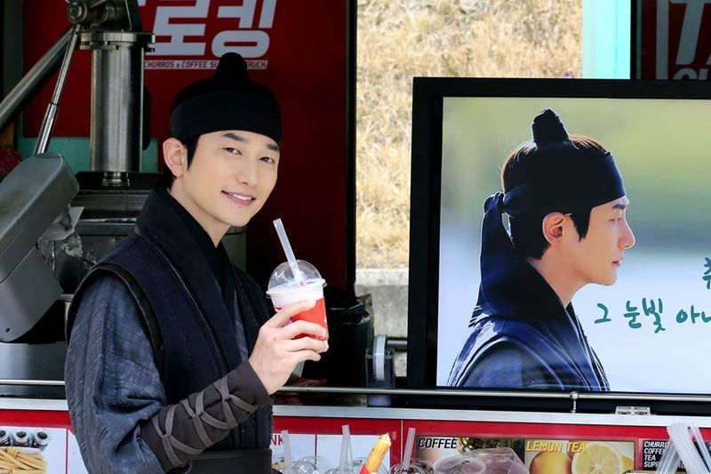 Actor Park Si-hoo thanked the coffee tea he received as a gift.Park Si-hoo posted a photo on April 18 with an article entitled Thank you on his instagram.Inside the picture was a picture of Park Si-hoo smiling brightly in front of a coffee car.Park Si-hoos vanishing small face size and distinctive features make the handsome visual even more visible. Park Si-hoos friendly eyes also attract attention.The fans who responded to the photos responded such as Fighting today, I am looking forward to the drama and Good looking.delay stock