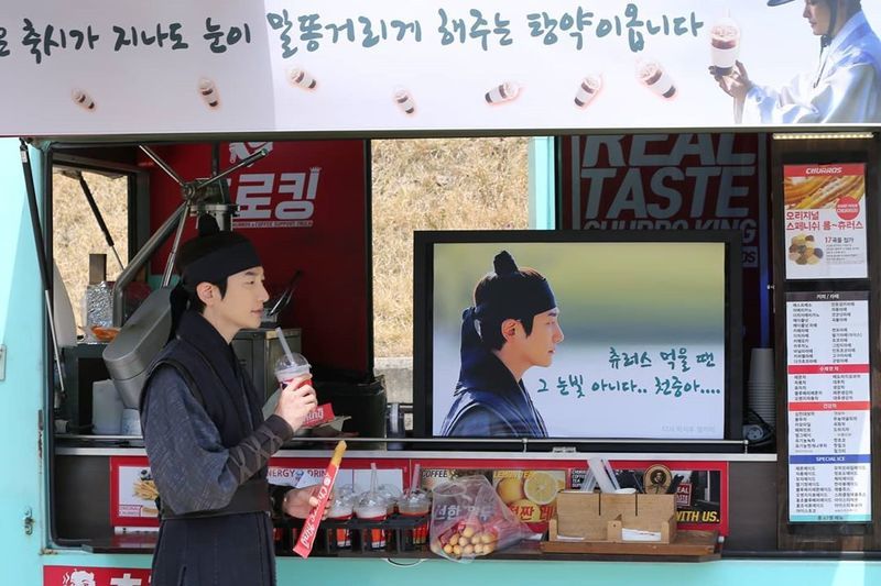 Actor Park Si-hoo thanked the coffee tea he received as a gift.Park Si-hoo posted a photo on April 18 with an article entitled Thank you on his instagram.Inside the picture was a picture of Park Si-hoo smiling brightly in front of a coffee car.Park Si-hoos vanishing small face size and distinctive features make the handsome visual even more visible. Park Si-hoos friendly eyes also attract attention.The fans who responded to the photos responded such as Fighting today, I am looking forward to the drama and Good looking.delay stock