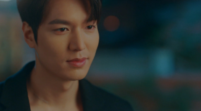 Lee Min-ho proposed to the parallel World Kim Go-eun.Lee Min-ho met Jeong Tae-eul (Kim Go-eun) in South Korea, a parallel world, at the second episode of SBSs Golden Earth Drama The King: The Lord of Eternity (played by Kim Eun-sook/directed by Baek Sang-hoon and Jung Ji-hyun) broadcast on April 18.As soon as he met Jung Tae, he said, I finally see you. He hugged him, and he immediately realized that he had arrived in World.Jung Tae-eul took the strange horse to the police station as a crazy person.Jung Tae-eul, who was interrogating Lee Gon at the police station, called him Kim Gae-shit, who did not reveal his name. Lee Gon was hot, but he did not care about Jung Tae-eun.At that time, social service agent Cho Eun-seop (Woo Do-hwan) appeared.Lee said, I am here, but I noticed that he was a completely different person when he saw Joe Eun-seop playing a joke without recognizing himself.Jung Tae-eul was embarrassed when no fingerprint inquiries were made.The story is that I dont think Im the same, and the two Worlds arent exactly the same, Igon said. You werent in my World, just like I wasnt here.Your team was wondering, and the only clue was the photo and date of birth.After the meeting, Koo Seo-ryeong (played by Jung Eun-chae) was informed that the schedule of Igon was empty for a week and found out that the emperor had disappeared somewhere else.The old age expressed his desire to say that there is a woman, saying, If the emperor has a woman, it should be me.When Lee said that the button on his clothes was Blood Diamond, Jung Tae-eul ignored Lee, who was looking for a luxury hotel, saying, If that is DIA, I am Diana Bee.But as Egon said, the button was Blood Diamond.Igon tried to spend a little longer with Jung Tae-eul. Do not go. It took 25 years to see you. I had a long Haru today.I have already had a long Haru today with one of the kimgae shit. Igon called Cho Eun-seop to his suite to check the family photo. I was convinced that Cho Eun-seops father was a parallel world.Jung Tae-eul told the annoying Egon, When are you going to go, you should have decided that first? But Egon said, I put it off to the next time.Lee Lim (Lee Jung-jin) was living with his identity disguised by painting the temples dancheng.Irim visited a woman who was sick when she saw her son who could not walk and was hurt by the jokes of his friends who presented soccer balls.Irim told a woman who asked her to let her child walk, That does not happen. Instead, you can limp them.I would like to change my prayers, he said. After that, three elementary school students who were crossing without permission were injured in a traffic accident.The same was true of Song Jung-hye (Seo Jeong-yeon), who proposed a deal to Song Jung-hye after killing another and his family in Parallel World.Your son drowned in a reservoir, and he was hit and run, and his husband and son were dead. Now the world will point to you.I asked what to do and will I be saved. Song Jung-hye followed Lees words.Igon studied the history of South Korea by watching books in the library on the 3rd and the night, and learned that the history of Korean Empire and South Korea has changed from Sohyeonjae.I dont believe the earth is yet round, Jung said, disconcerting about eating food after the hint, warning him to just do one thing and stay calm until the DNA results come out.But Igon suspected there was another reason for being stranded in South Korea.The Korean Empire contrast tracked the whereabouts of Igon, who disappeared after following a stranger, talking about a clock rabbit.At that time, South Korea Kang Shin-jae (Kim Kyung-nam) checked Lee Gon who hovered by Jung Tae-eul. Kang Shin-jae told Lee Gon to cover his words, I am the kindest when I am in the beginning.I am the kindest person in the first place. If you see it again, you will not speak. Jung Tae-eul said that he picked up his ID card 25 years ago. Hey, Kim, you are a delusion.Im telling you, dont do this here, but go to the hospital when you have the money left for the DIA.Lee Ha-na