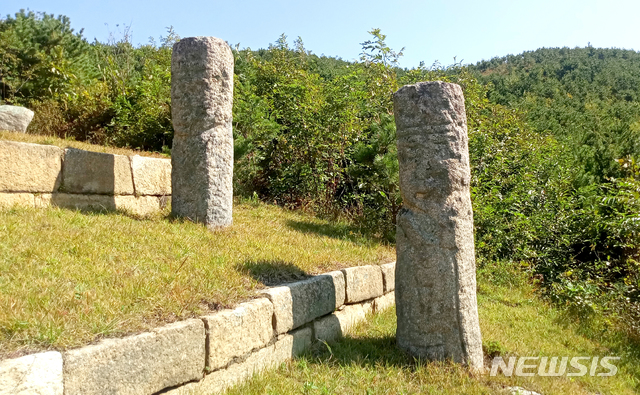 [서울=뉴시스] 개성시 해선리에 있는 명릉군 제3릉의 동쪽 문인석. (사진=평화경제연구소 제공) 2020.04.18. photo@newsis.com