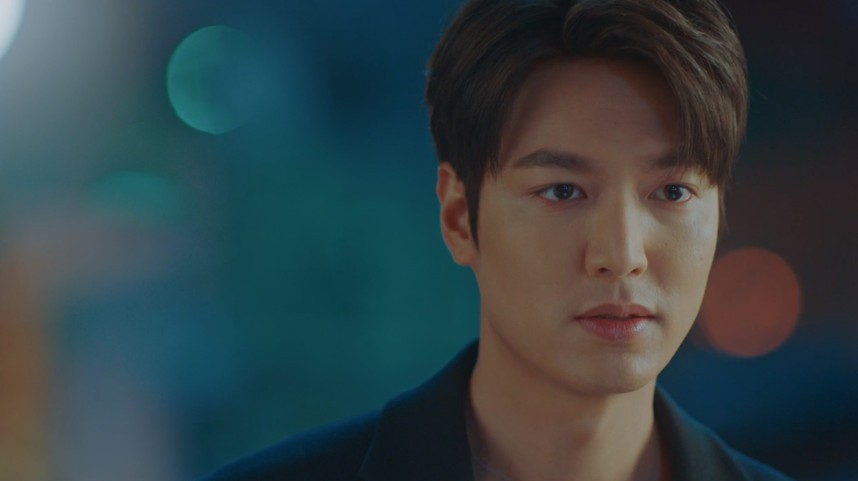 The South Korea adaptation of The King: Eternal Monarch Lee Min-ho has begun, with a straight line towards Kim Go-eun.On SBSs The King: The Monarch of Eternity, which aired on the 18th, the story of Lee Min-ho, who crossed to South Korea through a parallel World door, was drawn.Igon, who met Jeong Tae-eul (Kim Go-eun) in 25 years, said, I finally see you. Jeong Tae-eun was angry, Are you crazy? What did you do to the police?It was nice to meet you, it really existed - youre still a lieutenant for 25 years?When I was embarrassed by the fact that I was penetrating my identity, Igon said, I have seen it for a long time.Jung Tae-eul asked for an ID card, saying, I will notify you the second time. Lee said, What? I do not have ID.I am the emperor of the Korean Empire, and I came here beyond the dimension. So Jung Tae-eun broke the arm of Igon and took him to the police station.Jung Tae-eul once again asked Egon for his name. Egon refused, saying, You can not call me anyway.Then Jung Tae-eun said, I will call it Kim-gae-shit for convenience. Take out your belongings.Lee found and mistook Cho Eun-seop (Udo-hwan), who looked the same as Cho Young (Udo-hwan) at the police station. When Leeon greeted him with pleasure, Cho Eun-seop was embarrassed, saying, Wa Gerano.Lee, who confirmed Cho Eun-seops charm toward Jeong-tae, realized that he was different from Cho Young.Jung Tae-euls personal effects revealed that he was not a man of the world. Fingerprints showed him as a Jane Doe.In other words, I mean I am not in this world and the two worlds are not exactly the same. You are not there as I am not here, your picture, your date of birth, your only clue, he said.But Jung Tae-eul was still wary of him: He said, If you die soon, give me proof if you are a parallel World, and Igon said, Youre in front of you.I came from another World, he persuaded.When asked, Where should I contact you when the result comes out? Igon handed me the luxury Hotel address and said, Let me know here.When the Hotel was surprised that Jung Tae-eul was heres a five-star class, he took off the button on his clothes and pointed to this is a diamond.With the Hotel stay, Igon asked for his horse Maximus, who came to Hotel with anger and said, What will you do with your horse?Ill feed and comb, but only for a while. Until I get back to my World, Igon said.When Jung Tae-eul coolly said, When are you going to your World? You should have decided that first. Lee said, I should have, but I delayed it later. I like being like this with you.Igon asked Jeong Tae-eun, Why do not you believe me once, not a word? Then Jeong Tae-eun said, I believe in faith. Do you believe in absurdity?I still dont believe the earth is round. Parallel World? Just wait for the DNA results, he added.In the cold attitude of Jung Tae-eul, Igon said, You should not treat me like this. I am so sorry. I know only you in this world.When Ions obsession was said to be Why do you know me?, Igon replied, I got my ID 25 years ago.Jeong Tae-eul was frustrated by the ridiculous situation and asked about his family. I am still single. I will welcome you to my empress. It was just that reason.This is why I was tied up in this world. I thought it was half crazy, but it was all crazy, he said to Confessions without any measures.