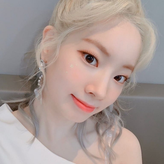 The beauty and cuteness of TWICE Dahyun attracts attention.On the 18th, TWICE Dahyun posted a picture on the teams SNS with an article entitled I want to see Once Merry.Dahyun in the picture is looking at the camera - his beauty and cuteness were enough to attract fans attention.Meanwhile, TWICE set a milestone called 9th Continuous Platinum with Japan Regulars second album &TWICE (And TWICE).TWICEs second Regular Album &TWICE, released on November 20, 2019 in Japan, was certified platinum by the local record association on the 10th.Platinum is awarded to works that have recorded more than 250,000 shipments.As a result, TWICE has won platinum certification for nine albums released by Japan, and once again showed off its status as K Pop representative girl group.From Japans debut best album #TWICE (hashtag TWICE) released in June 2017, the first single One More Time (One More Time), the second single Candy Pop (Candy Pop), the third single Wake Me Up (Wake Me Up), the first album BDZ in September, and the second album # in October. TWICE2 (hashtag TWICE2), the fourth single HAPPY HAPPY (Happy Happy), and the fifth single Breakthrough (Breakthrough) in July 2019, followed by &TWICE continues to record All Kill.Among them, Wake Me Up was the first overseas female artist single album released in Japan, and it was recognized for double platinum given when cumulative shipments of more than 500,000 copies were recorded.