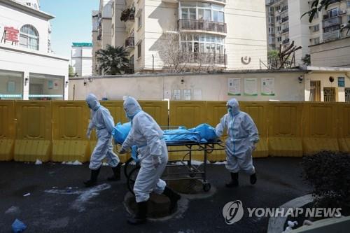 코로나19 사망자 시신 옮기는 우한병원 직원들 [EPA=연합뉴스 자료사진]