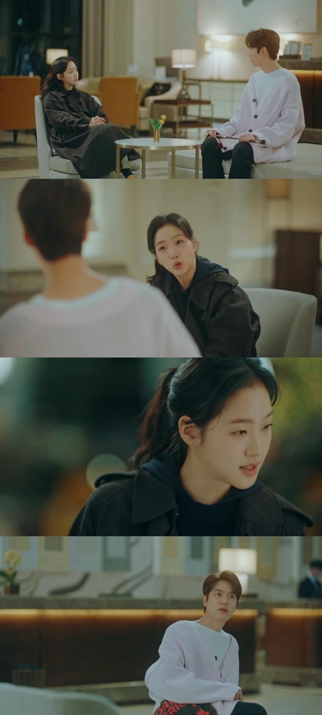 Lee Min-ho stayed by Kim Go-eun, whom he met after 25 years of waiting.In the second episode of SBSs Golden Earth Drama The King: The Monarch of Eternity (playplayplay by Kim Eun-sook/directed by Baek Sang-hoon, Jung Ji-hyun), which aired on April 18, Lee Min-ho, who started living in Korea, was portrayed.Igon sold a diamond button, booked a five-star Hotel, and bought a new one; his horse, which he had come to when he came to the parallel world, was left to Kim Go-eun.Jung Tae-eul immediately went to the Hotel where Igon stayed. Jung Tae-eul said through the Hotel front staff, I left it to me.I gave him a note with a warning that he would give me 10 minutes, and Igon said, I arrived exactly 9 minutes and 40 seconds.I cant stay here long, Igon said, asking him to give me a yard to keep his words. When are you going to go, I should have decided.I put it off for the first time, Igon confessed. I like being like this with you.Lee Ha-na