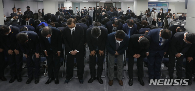 [서울=뉴시스] 고승민 기자 = 더불어민주당 이해찬 대표와 이낙연 코로나19국난극복위원장, 이인영 원내대표, 더불어시민당 최배근, 우희종 공동대표 등 지도부가 17일 서울 여의도 당사에서 열린 선거대책위원회 해단식에서 국민에게 허리숙여 인사를 하고 있다. 2020.04.17.kkssmm99@newsis.com
