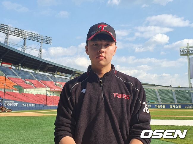 Newcomer waiting for the 2020 season.LG Pitcher Lee Min-ho (19) and Help outfielder Park Joo-hong (19) have been acquainted with the National Federation of State High School Asso since their days.Lee Min-ho is from Huimungo and Park Joo-hong is from Jangchunggo.Two players, who were expected by LG fans and Help fans for El Minho and Scarlet ahead of the first nomination in Seoul, are continuing their friendship after the professional nomination.Lee Min-ho, who finished the match at Jamsil-dong Stadium on the 18th, was interviewed by reporters and asked about his friendship with other team members.Help Juhong, Lotte (Choi) Jun Yong, and Samsung Lions (Kim) Ji Chan have been in touch with each other.I think I talked to Juhong the most about baseball. Lee Min-ho and Park Joo-hong are close to each other but conscious of their rivalry and pride. Lee Min-ho said, I want to get back together with scarlets.I want to get back on it because Juhong says, This time Im homer. Juhong is confident, he said.National Federation of State High School Asso has 1Kyonggi confrontation experience in third grade.Lee Min-ho said, I got two strikeouts and one hit. I am confident that Juhong is not doing it (as before), so I have to stick with it once.3 at-bats, 1 Hit 2 strikeouts, which can be seen as a decision-making win for Pitcher.Lee Min-ho said, Hit hit was also a second base grounder, but the first baseman ran to second base and became Hit (second baseman moved).But Juhong said he hit it properly. He raised his pride and said, If you ask now, I think it is easy to hit (my ball).Ill tell you that my ball is nothing if Ive played the ball of professional players, he said with a method of interest.I introduced all the conversations between the two because I was close.Lee Min-ho said, I have talked to each other about the first nomination since the National Federation of State High School Asso.I wonder if I and scarlet are interested. I have a playful conversation with each other, but I want to get together quickly.Ill throw The only thing if I get it again, he declared.LG-Helps practice Kyonggi is scheduled for the Gocheok Dome on the 27th, and it will be a fun sight if the two players face each other.Lee Min-ho pitched well in the first innings of the match against Cheongbaek on Wednesday, sprinkling up 146km The, throwing well with 1 Pi Hit 4 strikeouts and no runs in three innings (40 pitches).The game was boldly played against senior players at Mound, and he is considered a temporary starting resource with rookie Kim Yoon-sik, and Ryu Jung-il showed his intention to use it in the first group this year.I wanted to be strong, he said, and I threw it because I felt confident that I would win even if I threw The. At first, I was not professionally adapted and I was not prepared.Its getting better with the coachs guidance. There are still many shortcomings. The goal is to enter the opening entry. 