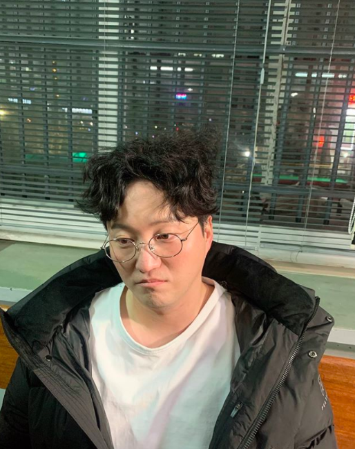 Actor Kim Dae-myung has released a picture taken during a TVN Mokyo Drama Sweet Doctor shooting.Kim Dae-myung posted a picture on his SNS on the afternoon of the 18th and put on a hashtag called sweet doctor.When he sees the picture he posted, Kim Dae-myung, who is making a new look, attracts attention.As you can see from Dramas audience, it is a face with a high synchro rate with a character.Sweet Doctor Life (playplayplayed by Lee Woo-jung, directed by Shin Won-ho), starring Kim Dae-myung and Jo Jung-suk, Yoo Yeon-seok, Jung Kyung-ho and Jeun Mi-do, is a drama featuring chemistry of five-member motives of Seoul National University who know each other even if they look at each other.Kim Dae-myung is playing the role of Yang Seok-hyung, an assistant professor of obstetrics and gynecology at this drama.Seok-hyung is playing a role as a son who takes care of his mother due to his fathers affair and his sisters sudden death.Kim Dae-myung SNS