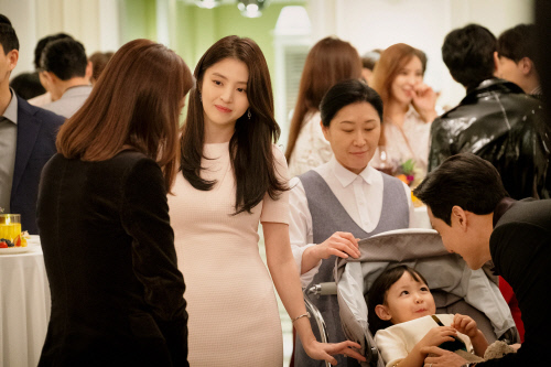 배우 한소희(왼쪽에서 두번째). 사진 | JTBC스튜디오 제공