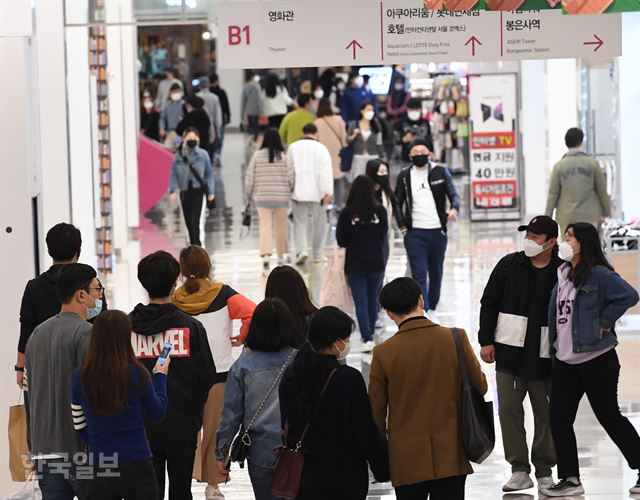 코로나19 확산방지를 위한 사화적 거리 두기가 이어지고 있는 가운데 19일 오후 서울 강남구 삼성동 코엑스몰에 시민들로 북적이고 있다. 배우한 기자