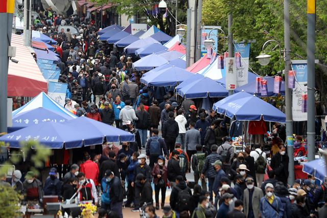19일 오후 서울 동대문구 서울풍물시장이 인파로 붐비고 있다. 정부는 이날 신종 코로나바이러스 감염증(코로나19) 확산 방지를 위한 '사회적 거리두기'를 다음달 5일까지 유지하지만 일부 제한은 완화한다고 밝혔다. 뉴스1