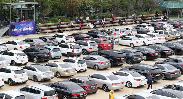 19일 중랑구 서울 씨티교회 신도들이 인근 주차장에 차를 탄 상태에서 라디오를 통해 목사 설교를 듣는 차량예배를 하고 있다. 연합뉴스