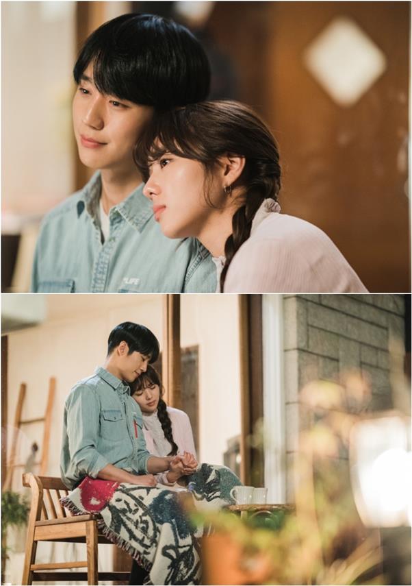 A fond skinny of Jung Hae In and Chae Soo-bin has been spotted.TVNs Drama Half-University released a romantic teatime SteelSeries by Jung Hae In (played by the House of Representatives) and Chae Soo-bin (played by Han Seo) ahead of the 9th broadcast on the 20th.In the last broadcast, the House of Representatives started a straight line toward Seo Woo and caused a heartbeat.The House of Representatives declared that it would be next to Seo Woo, and when Seo Woo said that the touch of the new blanket on his delivery spot was good, he said, If you want to sleep well, come whenever you want.So, the interest of the House of Representatives and Seo Woo in full-scale bilateral romance is focused.Among them, SteelSeries captures the attention of Jung Hae In and Chae Soo-bin, who are in love with lovers.Especially Jung Hae In, who grabbed Chae Soo-bins hand, and Chae Soo-bin, who leaned on his shoulder, give a sad feeling.At the same time, the sweet eyes of the two people looking at the same place and the warm smile that comes to the mouth raise the heart rate of the viewers vertically.Expectations are further amplified by the romance of Jung Hae In and Chae Soo-bin.The two-way romance between the House of Representatives and the Seo Woo, which confirmed each others minds on the 20th, will begin in earnest and will ignite the viewers love desires.I would like to ask for your interest and expectation in the love story that the two will draw. On the other hand, TVNs Drama Half is a love story drawn by the House of Representatives of the N-year artificial intelligence programmer and the classical recording engineer Seo Woo, who is concerned about his unrequited love.