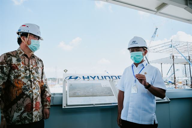 바흐릴 라하달리아(오른쪽) 인도네시아 투자조정청장이 17일 브카시 델타마스공단의 현대자동차 건설 현장을 방문해 이영택 현대차 아태권역본부장과 얘기하고 있다. 현대자동차 제공