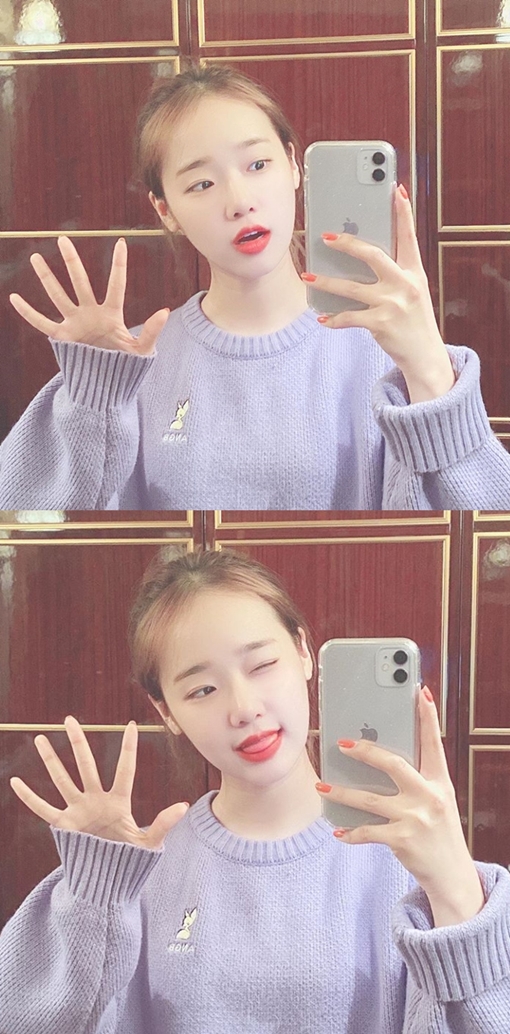 Group Weki Meki member Choi Yoo-jung has released Simkung Selfie.Choi Yoo-jung posted several photos on his Instagram account on the 20th without any writing.The photo shows Choi Yoo-jung in a purple knit taking a mirror selfie.In addition, Choi Yoo-jung boasted a clear skin and lovely charm without any blemishes, and gave fans a thrill.Meanwhile, Choi Yoo-jung appears in the TVN D web drama Cast: Insane Age.