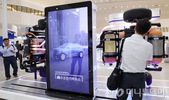19일 서울 중구 동대문디자인플라자(DDP)에서 국회수소경제포럼 주최, 머니투데이·국가기술표준원·수소융합얼라이언스추진단 공동 주관으로 열린 '2019 대한민국 수소엑스포'를 찾은 관람객들이 현대자동차 부스를 살펴보고 있다. '2019 대한민국 수소엑스포'는 우리 경제의 미래 성장동력으로 부상하고 있는 수소 관련 산업 및 과학기술의 현주소와 정책방향, 향후 발전 방향을 종합적으로 소개한다. / 사진=김휘선 기자 hwijpg@