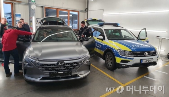 현대자동차의 수소전기차 '넥쏘'가 독일 오스나브뤼크 경찰국 차량이 되기 위해 테스트를 받는 모습. /사진=오스나브뤼크 경찰국