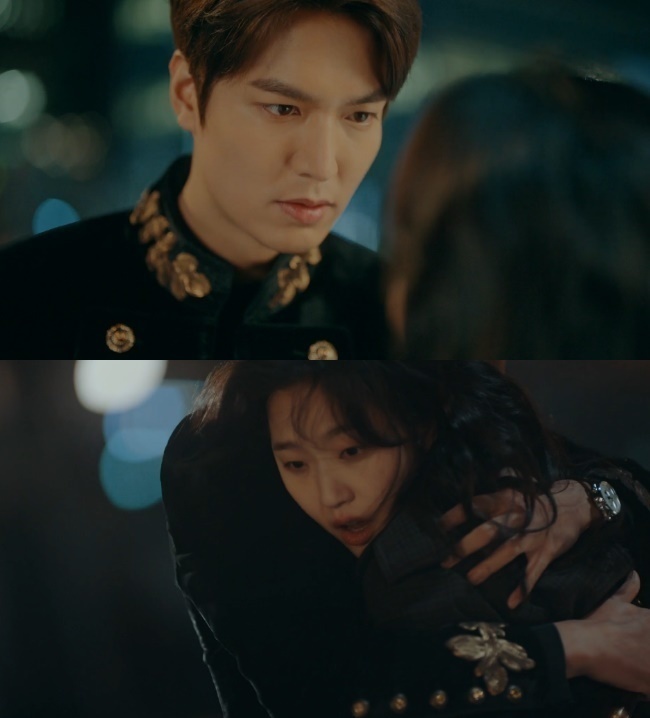 Kim Eun-sook, a veiled writer, has received a dramatic review of the drama and drama of The King: The Monarch of Eternity.The reaction of Kim Eun-sook and the reaction of being lax and distracted are clearly mixed.SBS gilt drama The King: The Lord of Eternity (playwright Kim Eun-sook/director Baek Sang-hoon, Jung Ji-hyun) is a science department that tries to close the door () of dimension against the devil, and a science department that tries to protect someones life, people, and love. It is a romance drama depicting the cooperation between the two worlds of criminal Jeong Tae-eul (Kim Go-eun).The King, which borrows a parallel World material, is based on two Worlds, Korean Empire and South Korea.Unlike the World Hall, South Korea, the Korean Empire setting, which borrowed constitutional monarchy, was a hot topic before the broadcast to see what fun it would give to the writer Kim Eun-sook.The reaction is mixed: The poorness of the World Pavilion that The King has is not really a big problem.In the first place, there is no viewer expecting a detailed setting, perfect confirmation, in Kim Eun-sook writer Drama. Dawn of the Sun caused syndrome even after being pointed out by military writers throughout the airing.Kim Eun-sooks World Pavilion is a device that enjoys the love story of male and female protagonists rather than detailed setting or testimony.The problem is that the love story The King is creating is not convincing viewers, starting with the contradiction of the Emperor Egon Character.The King focused most of the first episode on drawing the role of his uncle Lee Rim (Lee Jung-jin), and the romance of Lee Gon and Cho Young (Woo Do-hwan).Lee, who came to South Korea from that state, felt a favorable feeling to Jung Tae-eun and suddenly appeared to propose to the Empress.The viewers were as embarrassed as the expression of the ridiculousness of the situation that did not know the English.Igon witnessed his eldest father as a child, killing his father, who was a king, and he almost died at his eldest fathers hands.Someone saved Igon at the time, and the person who saved Igon disappeared with the ID of the police officer, who kept this ID for 25 years, wondering about the identity of the person who saved him.It is not an unconvincing setting to feel favorable to Jung Tae-eun, who met after Lee Gon crossed the door of the dimension and crossed into South Korea.But The King did not draw this Remady so deeply, only once appeared talking to himself toward his identity card.Ions unilateral affection for Jung Tae-eul should have at least made a more remady so that viewers could immerse themselves.The setting of Emperor is also used as a material for gags.Lee introduced himself to Jung Tae-eul as an emperor, left him with a white horse Maximus, and opened a button made of diamonds to pay for his living.I bought a tasting bread at the bakery because of the principle that I do not eat food that is not curious or unsavory to the soup stew and seasoned chicken that are not in Korean Empire.As soon as I pass to South Korea, I am so clever that I can notice that it is a parallel world, and even after studying the history of South Korea and confirming the presidential system, there is a foolishness that seems to continue to be a king in South Korea.There is no worry about the European Empire that he has to control, but he only unilaterally pours out his affection for the situation.Even when the story unfolded in the background of the Korean Empire, there was not enough explanation about what kind of Egon is in the Europe.The setting of Emperor is not the background of a wonderful male protagonist, but the material of the gag.emigration site
