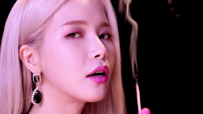 MAMAMOO Sola has released a Solo debut song Spit Teaser.Sola showed the teaser image and video of the first single album SPIT IT OUT title song Spit at 0:00 on April 20, and heated up the solo debut.In the open photo, Sola leans on the floor and captivates her eyes with deep eyes and fascinating appearance.Especially, he wore rubber gloves in his hand, and matched colorful jewelery on it, raising his curiosity about the new song Spit with a more ingenious and personality than he imagined.In addition, Sola in the teaser video shows Finger Tip Performance, which shows the fingertips among dancers.The purple costume and orange nail tips added a mysterious and colorful atmosphere, and Solas honest lyrics, I have lived and lived as I want to do, further highlighted her intense presence as a solo artist.In particular, Sola has completely digested the one-take shot to make performance more outstanding and announced the birth of Performance Queen.On the 23rd, Sola releases her first single album SPIT IT OUT and debuts it to Solo.The title song Spit is a song that always pours all the passion of Sola to challenge new things. It is well-made music that expresses the original appearance of Sola with music and personality.Solas charm of pale color, which does not mind bold transformation such as shaving, has emerged as an issue, so it is noteworthy that Sola will be shown through the Solo debut song Spit.kim myeong-mi