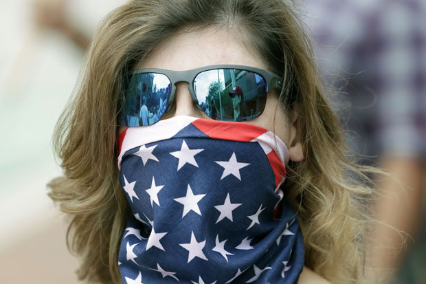 17일(현지시간) 미국 플로리다주 올랜도 시내에서 열린 집회에서 한 여성이 코로나19 봉쇄 조치를 해제하라고 요구하고 있다./사진=AP 연합뉴스