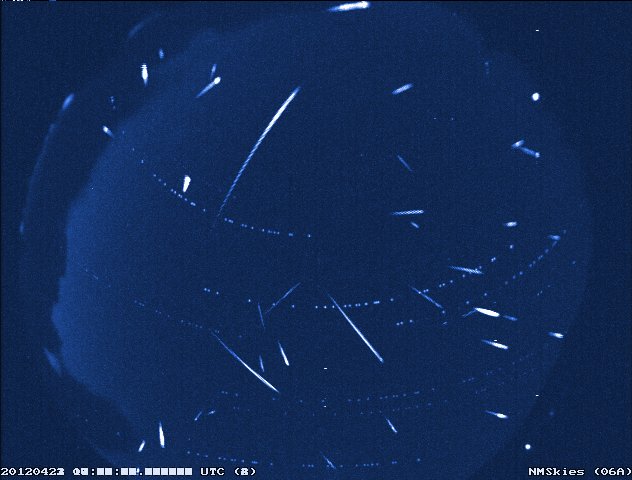 2012년 4월 미국 뉴멕시코주에서 촬영한 거문고자리 및 비(非)거문고자리 유성우의 합성 이미지(사진=NASA/MSFC/대니엘 모세르)