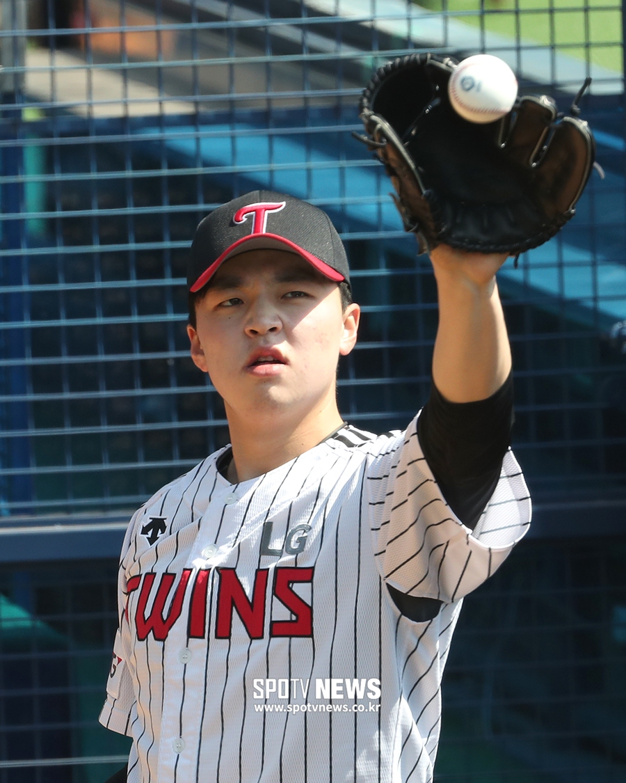 Ballcount 0-2, rookie Pitcher Lee Min-ho, who confirmed the signing of Catcher Park Jae Wook, shook his head.After the next sign, the ball was thrown 146km The. The batter Hong Chang-ki stood watching the ball and stood down with a strikeout.LG rookies Lee Min-ho and Kim Yun-stock are raising the possibility of entering the first group with a pitch.Instead of reacting passively to Catchers autograph, he is proudly demanding the ball he wants, meaning he is in action, knowing exactly what he needs to improve himself.It also means that I was not intimidated in front of my professional seniors.Lee Min-ho hit a three-inning, one-hit walk and four strikeouts in a clear-cut game on Wednesday; when he became an advantageous ball count early in Kyonggi, he hit the batter with The.After this Kyonggi Lee Min-ho said, I wanted to stick with my strength; I can throw a curve or a slider, but I have confidence in The these days and I threw The.As for Catcher Park Jae Wook and breathing, he said, I threw the ball I wanted to throw rather than throwing The unconditionally.Kim Yun-stock finished his first appearance at Jamsil-dong Stadium on the 22nd of last month and said, Park Jae Wook told me to tell you if you want to throw.I also threw it comfortably because I talked a lot. Kim Yun-stock also did a test of the ball that threw a two-seam fastball intensively in Kyonggi, which was in close contact with Catcher Yu Kang Nam.The fact that battery-built Catchers are young and that they are keeping their ears open for the growth of new players is also a background for the two players to comment more confidently.Lee Min-ho and Kim Yun-stock also said that Catcher seniors listen to their opinions.Veteran Sungwoo Lee, who is about to be in a bad mood, is no different.Kim Yun-stock was in contact with Sungwoo Lee on the 18th in Cheongbaek on the 18th with Yu Kang Nams one-time injury replacement.There was a brief trial and error, but after the airlift shift, he explained his pitching plan in a short conversation.Kim Yun-stock was able to check the utilization of sliders and two-seam fastballs in the fourth inning.Is it because of self-directed growth? Both players are expected to play the first-team debut game faster than expected.Kim Yun-stock, who was expected to be a BullpenPitcher, is being mentioned as a starting candidate.Lee Min-ho was also planning to step up the growth process at Futures team in the first place, but it was possible to get on the first stage earlier than expected due to the two-week self-pricing of Foreign Pitchers.