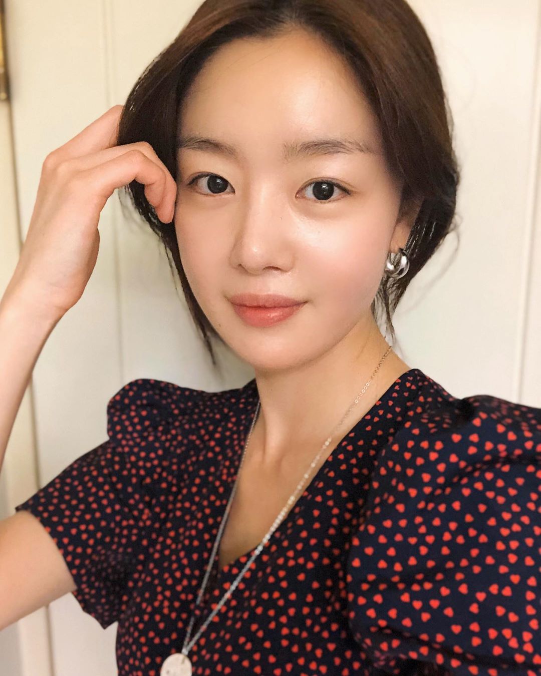 Actor Han Sun-hwa from the group The Secret reported on the recent situation.Han Sun-hwa posted a picture on his Instagram on the 19th.Han Sun-hwa in the public photo is staring at the camera with elegant and natural look.Han Sun-hwas subtle smile and distinctive features capture the attention of the viewers.Han Sun-hwa will appear on SBSs new gilt drama Convenience Store Morning Star, which is scheduled to be broadcast first in June.Photo: Han Sun-hwa Instagram