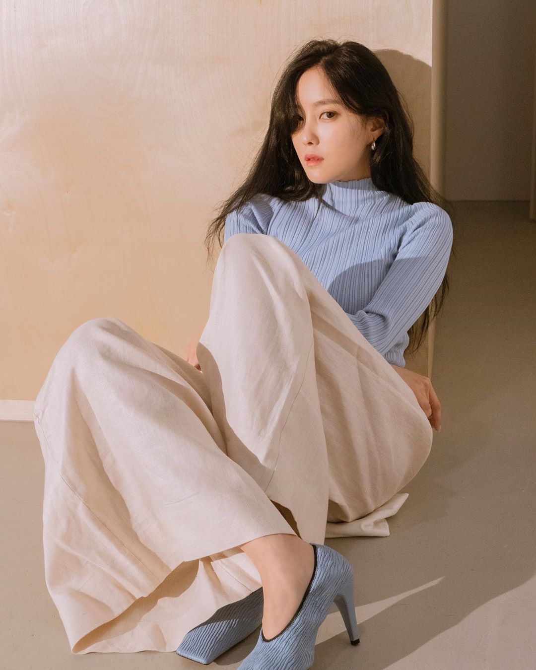 Group T-ara Hyomin has revealed its current status.Hyomin posted several photos on his Instagram account on the 20th without any comment.In the open photo, Hyomin stares at the camera with chic eyes. Hyomin boasts a fashion sense by matching beige wide pants with a light blue T-shirt.In particular, Hyomin caught his eye with a Doll-like visual; netizens responded total atmosphere and too pretty.Meanwhile, Hyomin is appearing on the Lifetime Channel entertainment program Beauty Time.Photo: Hyomin Instagram