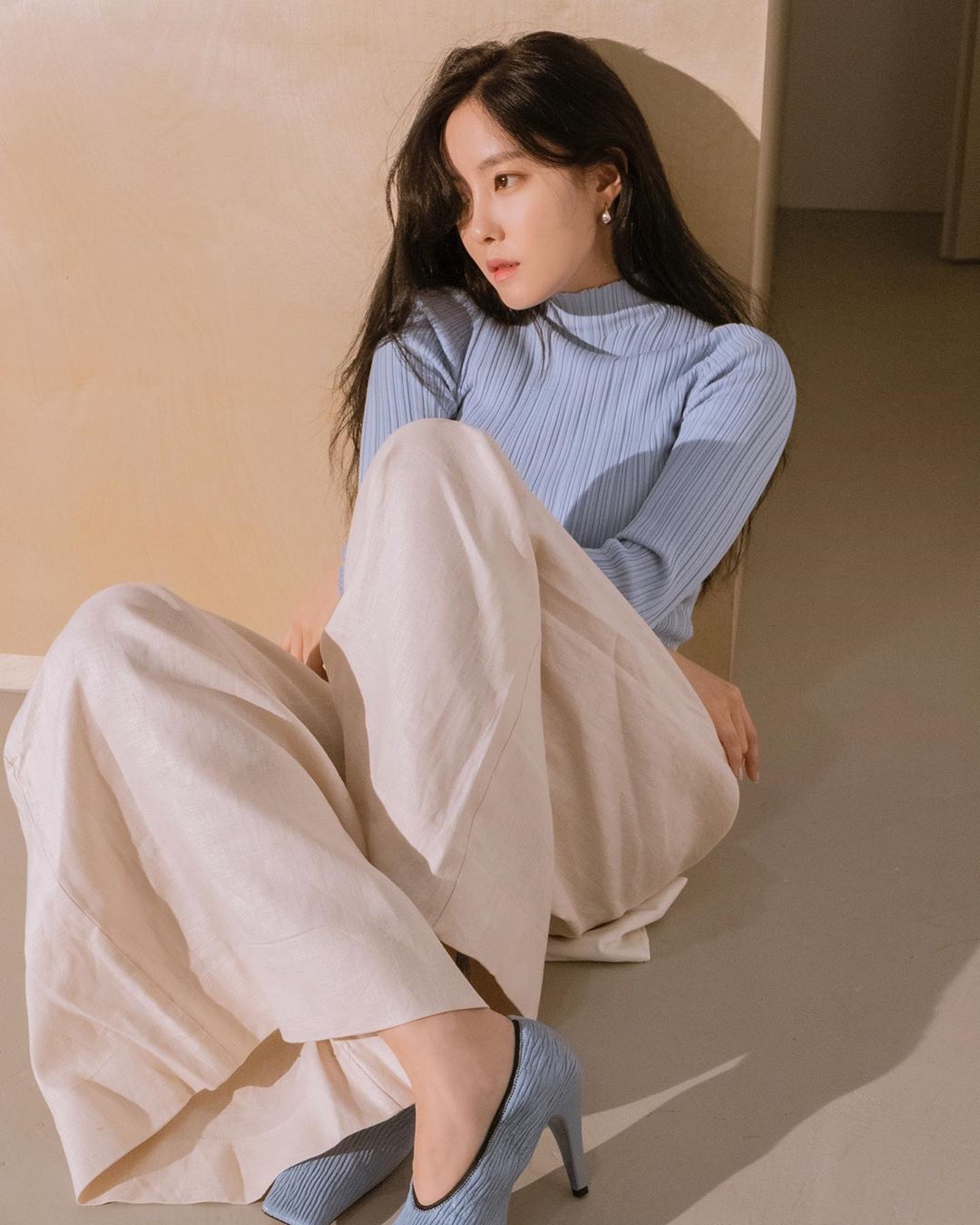 Group T-ara Hyomin has revealed its current status.Hyomin posted several photos on his Instagram account on the 20th without any comment.In the open photo, Hyomin stares at the camera with chic eyes. Hyomin boasts a fashion sense by matching beige wide pants with a light blue T-shirt.In particular, Hyomin caught his eye with a Doll-like visual; netizens responded total atmosphere and too pretty.Meanwhile, Hyomin is appearing on the Lifetime Channel entertainment program Beauty Time.Photo: Hyomin Instagram