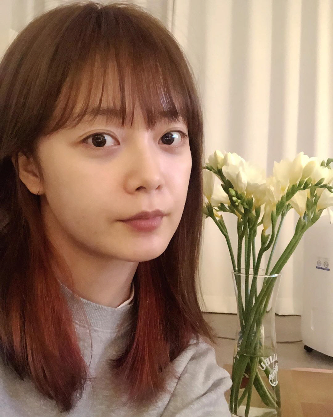 Actor Jeon So-min has been told of his recent break.Jeon So-min posted a picture of a vase and a stand with an article entitled Thank you for everything on his Instagram on the 21st.Jeon So-min has been briefly suspended for health issues recently.Jeon So-min felt more than condition during the Running Man shooting on the 30th of last month, and he was treated for the hospital and will concentrate on treatment and rest for about a month, the agency said.However, after the fact that Jeon So-mins brother was suffering from the family for the time being, he was saddened.Meanwhile, Jeon So-min made his debut in 2004 as a sitcom Miracle and appeared in dramas Aurora Princess, One percent of something, Cross and Top Star Yubaeki.Since 2017, he has appeared on SBS Running Man and has been loved by many people for boasting outstanding fun sense.