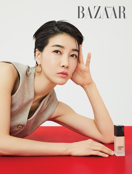 Actor Jin Seo-yeon, who has renewed his life character again in the drama Tell as you see, is showing a different appearance through the beauty picture with fashion magazine Harpers Bazaar.This picture is the first picture that was made after the selection of the Ambassador of Shiseido in Korea, and it contains various images of Actor Jin Seo Yeon.Shisei, who she said she liked to use, also expressed her perfect satin skins with a synchro skin self-refreshing foundation and cushions, and showed her unique presence with four makeup look.Despite the first Beauty photo shoot, Jin Seo-yeon caught the atmosphere of the filming scene with a confident pose and eyes.It is also the back door that all the staff admired because they digested each makeup with their own color.Beauty pictures and videos featuring Jin Seo Yeons beautiful Skins can be found in the May issue of Harpers Bazaar, website and Instagram.