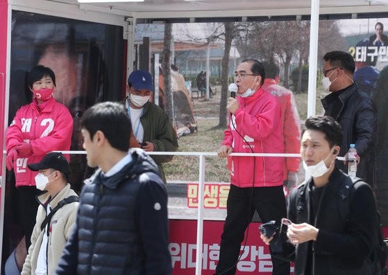 서울 강남갑에 출마한 미래통합당 태구민 후보가 서울 강남구 테헤란로에서 유세하고 있다. 연합뉴스