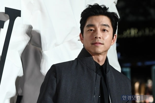 Actor Gong Yoo has been on the list of Goyos Sea produced by Jung Woo-sung.Goyos Sea is a science fiction thriller genre that depicts the story of an elite crew heading to the moon to collect a questionable sample in the background of Futures Earth, which lacks water and food.This work is directed by Choi, director of the same name film directed by Choi Hang-yong, who attracted attention through the Misen short film festival in 2014.Gong Yoo is reportedly struggling with the proposal of Yoon Jae, a soldier and team leader of the Aerospace Administration.Bae Doona is also considering appearing on the offer of an elite member role.
