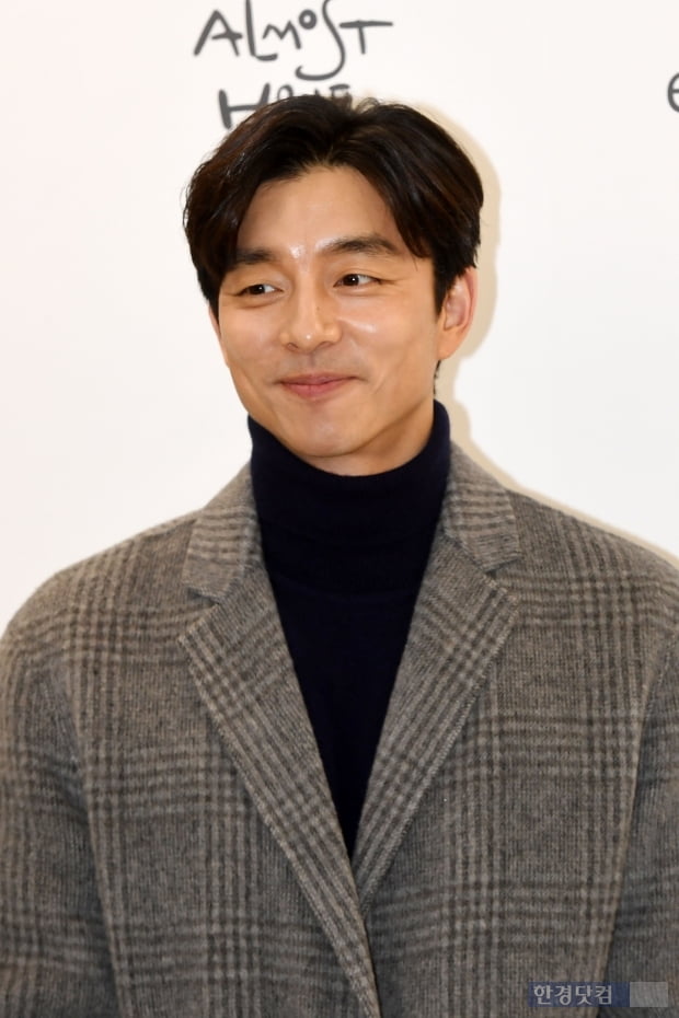 Gong Yoo is under review after receiving a proposal to appear in the Jung Woo-sung production Netflix original Silence Sea.Actor Gong Yoo management forest official said on the 21st, I received a proposal to appear in Silence Sea, he said.Silence Sea is a SF thriller that depicts the story of elite members who go to the research base abandoned on the moon to recover samples of questions in the background of the future earth where water and food are scarce due to global desertification.Gong Yoo is said to have been offered the role of Yoon Jae, a soldier and leader of the team of the Aerospace Administration.The Sea of ​​Silence, produced by Jung Woo-sung, will be directed by Choi Hang-yong. Choi Hang-yong is the person who received attention at the 13th Missen Short Film Festival in 2014.Gong Yoo, who caused syndrome with the drama Coffee Prince 1st Store and Dokkaebi, will show off with Jung Woo-sung and Netflix.Gong Yoo, Jung Woo-sung Proposal to appear in Silence Sea Gong Yoo, Jung Woo-sung