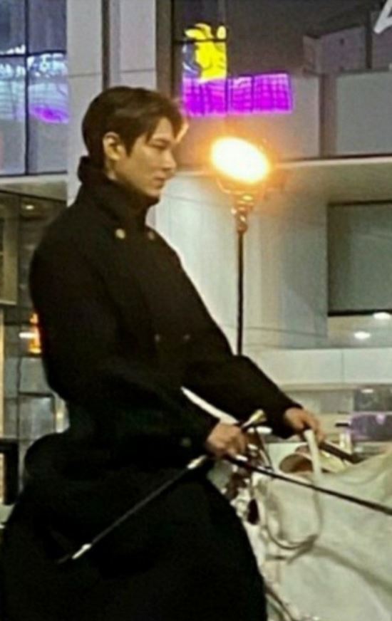 Actor Lee Min-ho appeared on the Busan Tidal Wave in a white horse and caught the attention of fans.On the 21st, the online community posted a number of photos and videos under the title Lee Min-ho, who is shooting Tidal Wave The King in real time.Lee Min-ho, pictured, appeared before the citizens in a black coat, then climbed on a white horse and skillfully addressed the words.He ran around downtown Busan while riding, and citizens took pictures of the unusual scenery and released it on social media in real time.Lee Min-hos white horse is Maxi Iglesias, and appears as the admiration of the emperor Lee Gon (played by Lee Min-ho) in SBS drama The King: The Monarch of Eternity.In the drama, Igon has enjoyed riding horse riding with Maxi Iglesias since childhood.The reaction of the netizens was explosive.Lee Min-ho and Maxi Iglesias are not real jokes. I saw it in front of my eyes and it is unrealistic. I came out with my husband and saw Lee Min-ho.I was a bit of a bitch.SBS The King: Eternal Monarch is based on a parallel world in which the Korean Empire of the constitutional monarchy and the Korea of the presidential system coexist on different levels.Before the show, it caught the attention of viewers with its interesting narrative and grand scale: it airs every Friday and Saturday at 10 p.m. and is also available on Netflix.