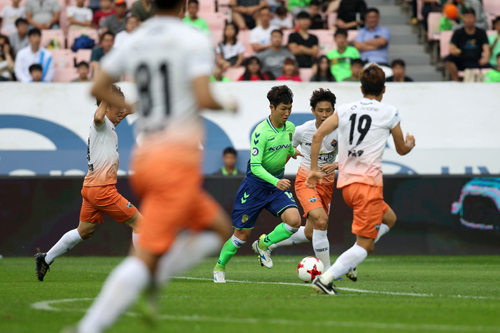 A player in football, Kyonggi, has scored more than three goals, is called a hat-trick.Hattrick is a huge performance last season, given that KUEFA Champions Leagues average score per Kyonggi was 2.6 goals for KUEFA Champions League1 and 2.8 goals for KUEFA Champions League2.From the number of hats in the KUEFA Champions League to the impressive Kyonggi associated with the hat, we will look at all of the KUEFA Champions League hats.▲ 128 players achieve 189 hat-Trick, Shasha, Kim Do-hoon, Dejan Stankovićć is the most with sixOn August 25, 1983, Kim Hee-chul (Pohang) at Yugong (now Jeju) and Pohang Kyonggi achieved the first hat-trick in the history of the KUEFA Champions League.HatTrick has all come out 189 times in the KUEFA Champions League until Mugosa (Incheon) scored three goals against Ulsan in the 28th round of the 2019 season.Shasha, Kim Do-hoon and Dejan Stankovićć were the most frequent with six times, and Lee Dong-guk was the only one with five times.There were nine players, 24 players on two occasions, and 91 players on one occasion, including Park Joo-young and Yoon Sang-chul, who achieved three times; four players on three hat-Trick in a single season.First, Pohangs foreign striker Rade achieved the 1994 season, and Sergei, Kim Do-hoon and Choi Yo-sep recorded in 2003 and 2014, respectively.Meanwhile, Ko Kyung-min (Gyeongnam) is a player who has achieved hat-trick for the first three consecutive seasons of the KUEFA Champions League.Midfielder Ko Kyung-min has played in Busan for three seasons since the 2016 season and has hit a hat-trick every season.▲ The shortest time is 7 minutes, defender hat Trick, etc. What are the most prominent hats?The shortest time in the KUEFA Champions League history was for Lee Seung-gi (North Jeola Province), who managed to reach his third goal in seven minutes after scoring his first goal in the 28th round of the 2017 season against Gangwon.Hong Myung-bo and Choi Jin-chul are the best players who have achieved hat Trick as defenders.Hong Myung-bo, who made his debut in Pohang in the 1992 season, led the team to a 3-1 victory on August 25, 1996, when he scored three goals in the second half of the North Jeolla Province.Choi Jin-chul (North Jeola Province), who led the 2002 World Cup glory with Hong Myung-bo, also achieved a hat-trick against Cheonan Ilhwa (now Seongnam) in the 1998 season.Some players have achieved hat-Trick only from penalties.Homullo succeeded in all three penalties in Bucheon in the fourth round last season, becoming the first player to achieve a hat-trick only with a penalty kick in the KUEFA Champions League.▲ Yun Ju-tae (Seoul) who led Super Match victory with TrickAmong the Kyonggi with hats, the impressive Kyonggi is the 36th round Seoul in the 2015 season and the Super Match in Suwon.The two teams, who had one win, one draw and one loss in the previous 3Kyonggi, played the final match of the season in the Final A Group, and Yun Ju-tae scored four goals and Seaoul won 4-3.Yun Ju-tae completed the hat-trick with a goal in the 28th minute, scoring in the first half and 10 minutes in the second half.Yun Ju-tae then scored his fourth goal in the 18th minute with a pass from Ko Yo-han to achieve what he called a trick.The Super Match 4 goal record set by Yun Ju-tae is unlikely to be broken for the time being.▲ Helping hat Trick has a total of 46 timesIn fact, the KUEFA Champions League was the help hat before the scoring hat.On July 2, one month ahead of August 25, 1983, when Kim Hee-chul achieved the first KUEFA Champions League scoring hat, Kim Chang-ho (Yugong) became the main character of the first help hat in the KUEFA Champions League with three help.Since then, 42 players have totaled 46 assists and hats by last season.Two players who have achieved personal help hat Trick are Kang Deuk-su, Kim Do-hoon, Yeom Ki-hoon and Hong Chul-ro.