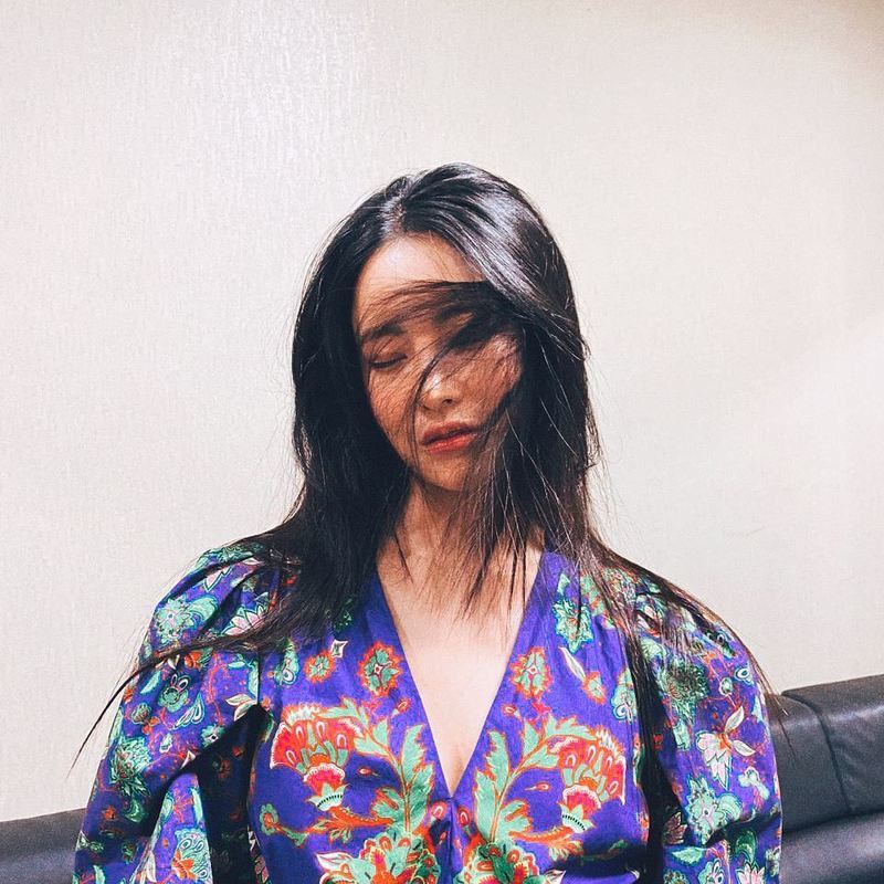Oh Yeon-seo has revealed an atmosphere-filled routine.Actor Oh Yeon-seo posted three photos on his Instagram on April 21.The photo shows Oh Yeon-seo wearing a dress with a colorful pattern; a fascination atmosphere catches the eye.kim myeong-mi